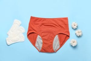 Culottes menstruelles et femmes actives : un duo gagnant au bureau comme en voyage