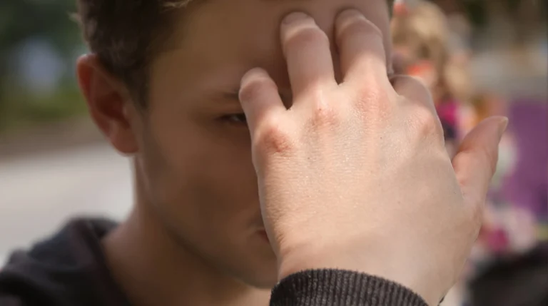 main droite qui gratte signification