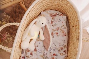 Comment le bruit blanc peut améliorer le sommeil de votre bébé grâce aux peluches sonores
