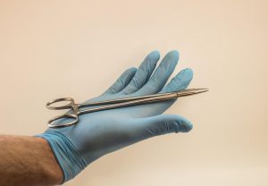 Hypotrophie mammaire : comprendre les causes et découvrir les solutions pour retrouver une poitrine harmonieuse